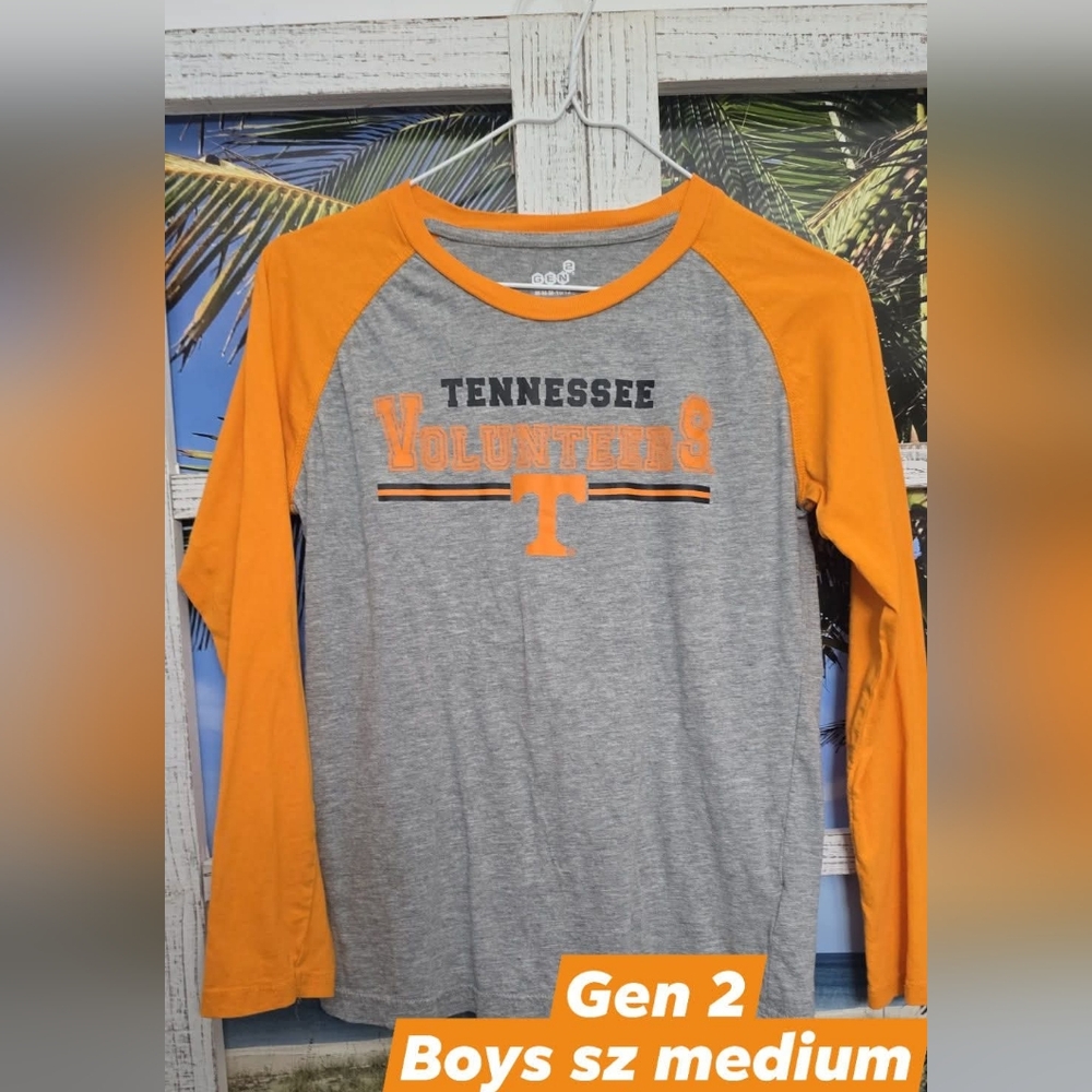 Gen 2 boys graphic tshirt sz medium Vols